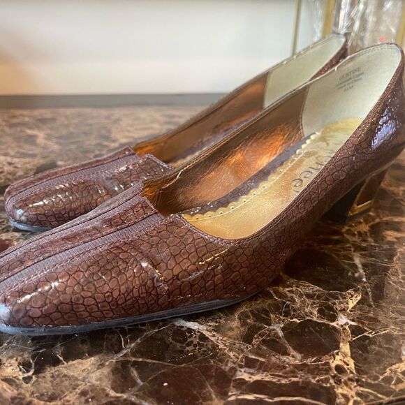 J Renee Gold Framed Heel! - Picture 6 of 15